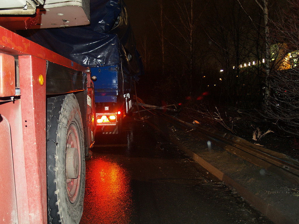 LKW Anhaenger umgekippt Koeln Niehl Geestemuenderstr Industriestr P75.JPG